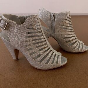 Beautiful Silver Glitter Open Toe Shoes, Size 8 used $10.00